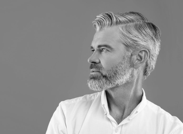 mężczyzna z brodą